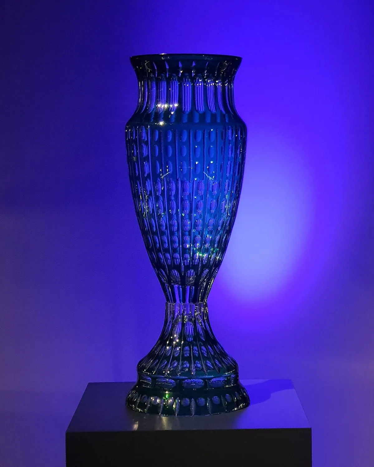 Grand vase taillé bleu cobalt